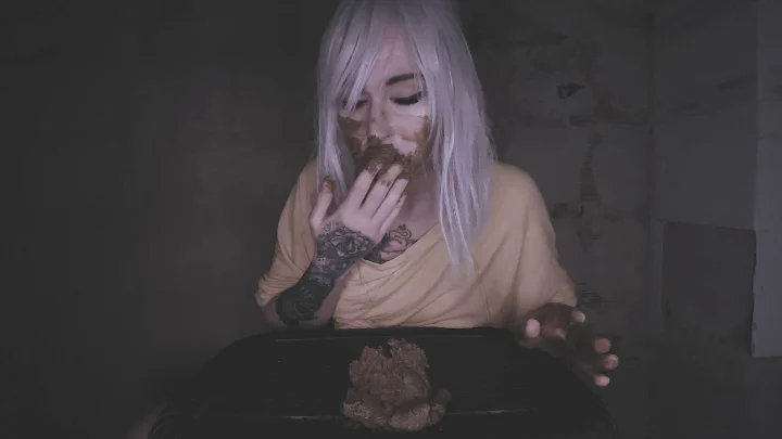DirtyBetty – This Ghoul Dives Into Her Stinky Shit