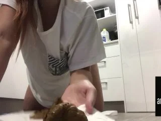 Queen Pooping In Kitchen Cheeky Dump screenshot 7