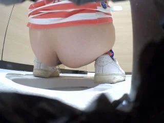 Yellow-clothed Big-toed Shoes Beauty Vomiting After Peeing screenshot 1