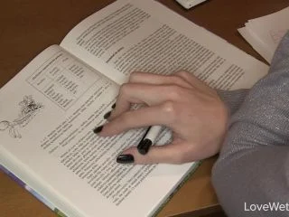 Wetting During A Lecture – Niki screenshot 1