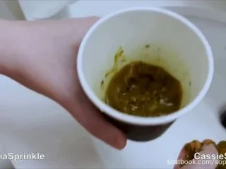 Cassie Eats Sophias Poop screenshot 5