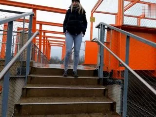 LissLonglegs – Outdoor-Pipi – Kurzer Intensiver Sprenkelstrahl screenshot 2
