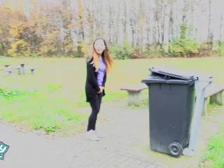 LillyLil – Public Piss Action Hartes Wetter screenshot 1