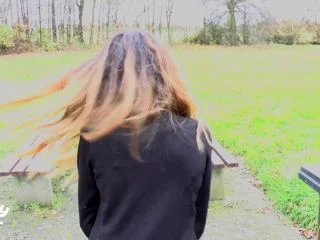 LillyLil – Public Piss Action Hartes Wetter screenshot 2