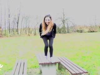 LillyLil – Public Piss Action Hartes Wetter screenshot 4