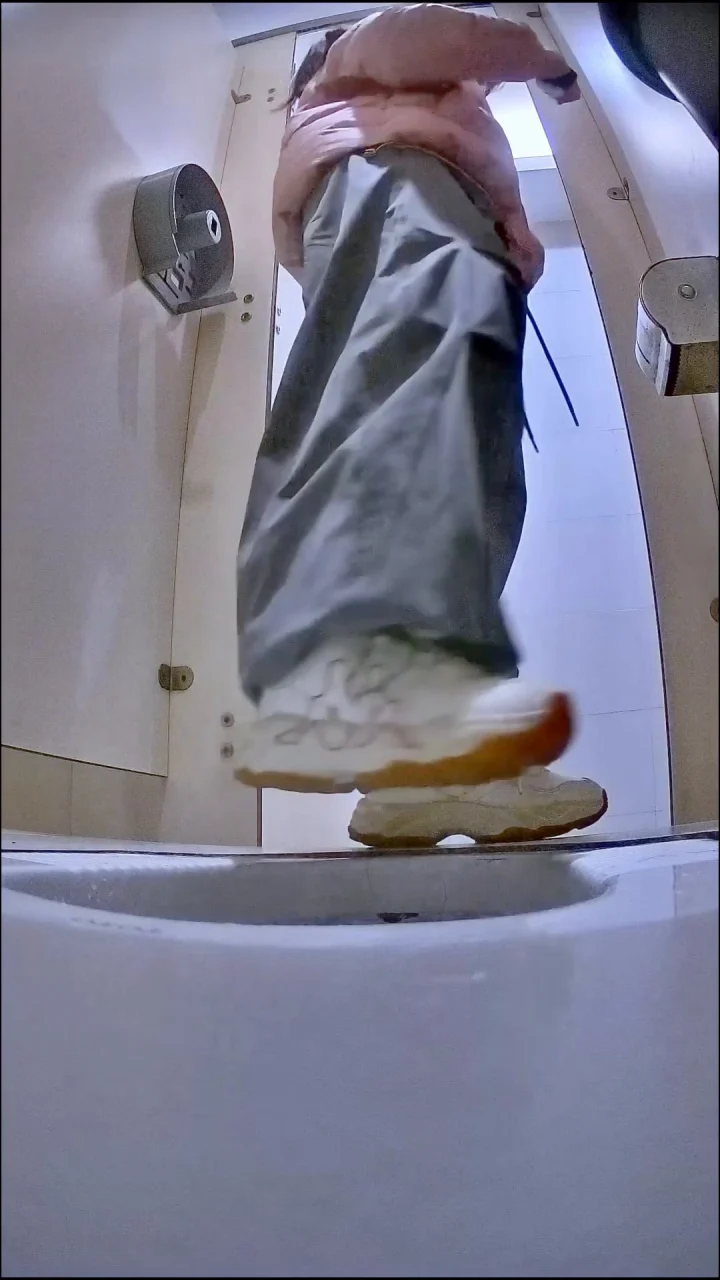 Hairless Pink Vagina Beauty Dancer Peeing