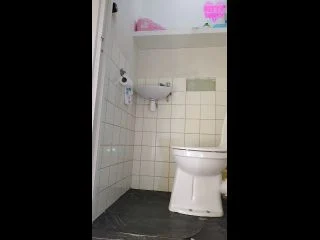 Kitty Skatt – High Splash Toilet Poop screenshot 2