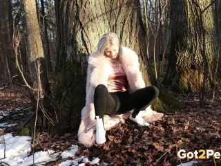 Snuggled Up Blonde screenshot 1