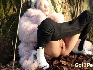Snuggled Up Blonde screenshot 4