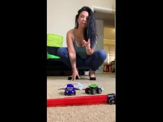 Mean Step-mom Pees On Toys screenshot 1
