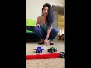 Mean Step-mom Pees On Toys screenshot 2
