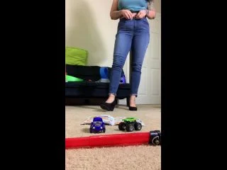Mean Step-mom Pees On Toys screenshot 5