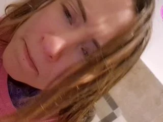 Kitty Skatt – Two Huge Dumps With Girl In The Room screenshot 3