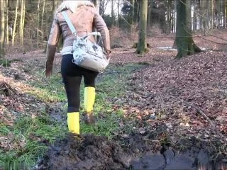 Lara – Einsauen Anpissen Vollrotzen – Gummistiefel Girl Im Schlamm screenshot 4
