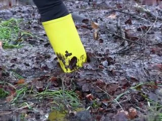 Lara – Einsauen Anpissen Vollrotzen – Gummistiefel Girl Im Schlamm screenshot 6