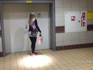 Public PISS – Treppen Im Shopping Center Geflutet screenshot 2