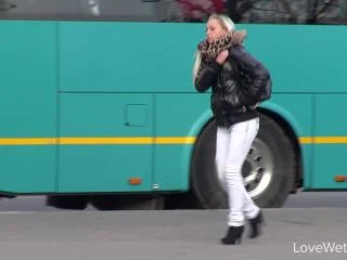 The Bus Stop Queue – Naomi screenshot 1