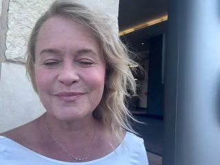 Braless Pokies In Public And Peeing At The Diner screenshot 2