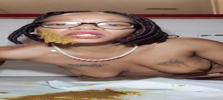 UniQueen21 – UniElla Smashing Face In Poop