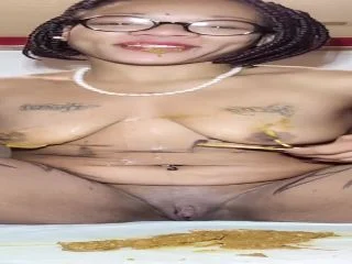 UniQueen21 – UniElla Smashing Face In Poop screenshot 4