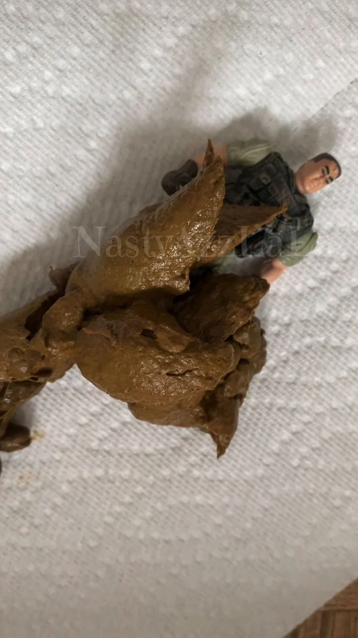 NastyAzzLaLa – Pooping On A Little Military Toy Man
