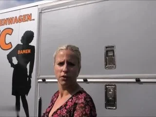 Jana-Schwarz – Kirmes-Toilette Besetzt – Dann Eben Ins Gebusch screenshot 3
