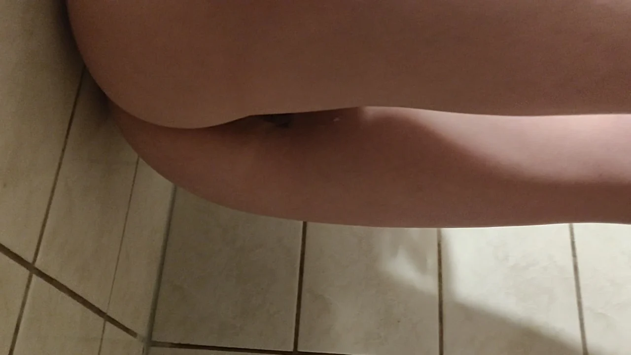 Reallifedoll – Sideways Pee Leaning Against A Wall