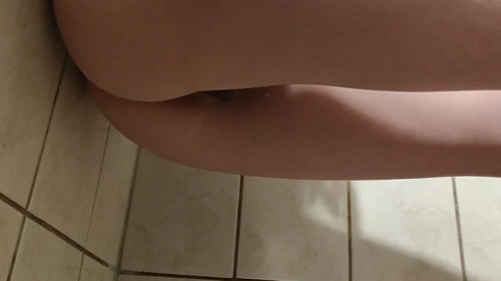 Reallifedoll – Sideways Pee Leaning Against A Wall