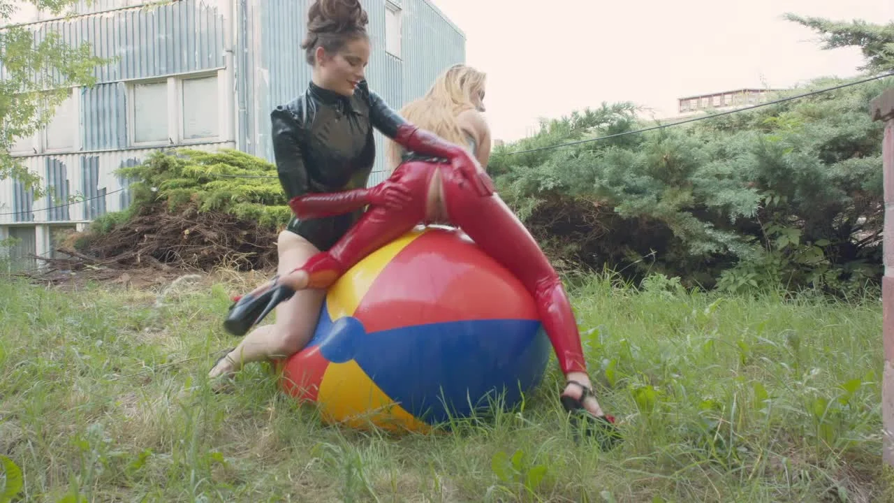 Lolicoon – Beach Ball Vs Latex Girls