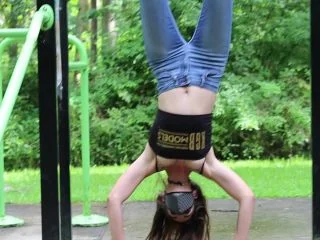 Misspoon69 – Hot Pee Slut Does Gymnastics screenshot 1