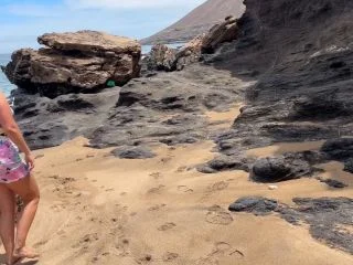 Hot Summer Girl Peeing On Public Beach screenshot 1