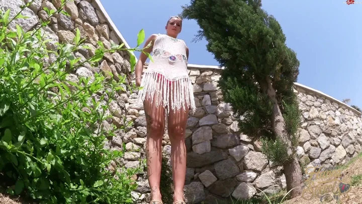 Hanna Secret 2 PUBLIC PISS