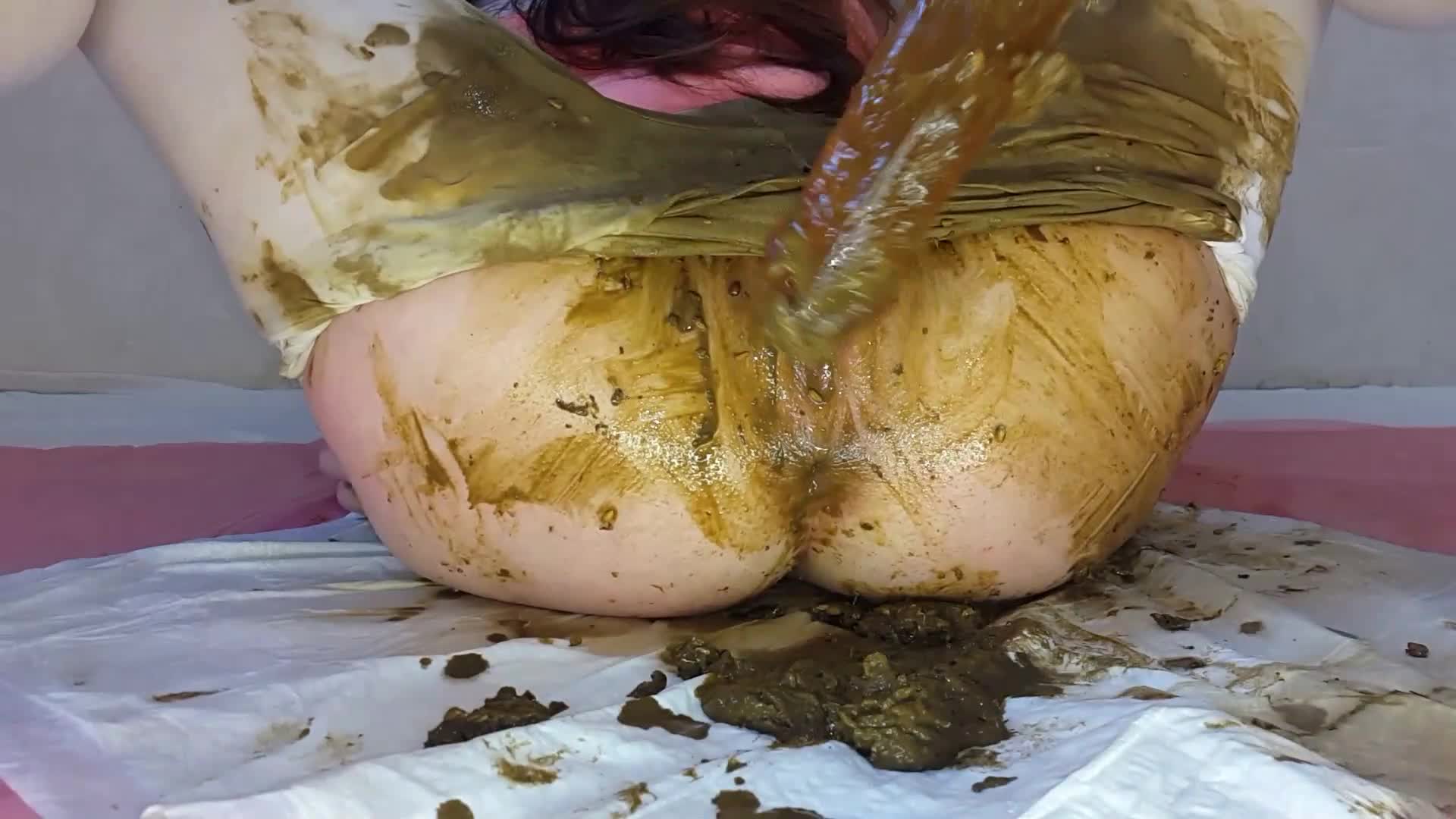 AnnaCoprofield – White Leggings Diarrhea