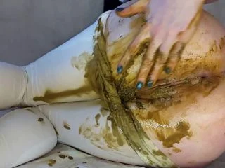 AnnaCoprofield – White Leggings Diarrhea screenshot 3