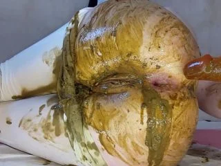 AnnaCoprofield – White Leggings Diarrhea screenshot 4