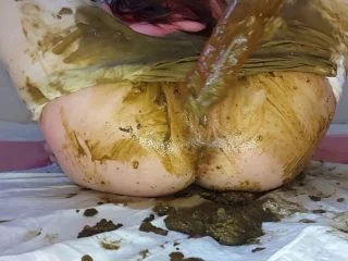 AnnaCoprofield – White Leggings Diarrhea screenshot 5