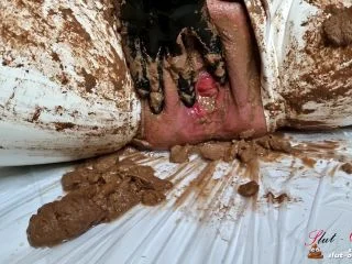 Scat Slut-Orgasma Celeste Extreme Scat Play In White Rubber Catsuit And Gas Mask screenshot 7