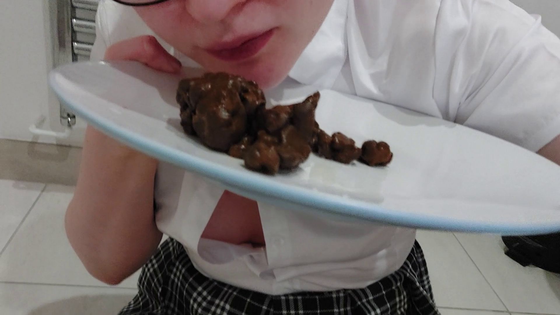 PooGirlSofia – Smearing And Shitty Fingering In Heels