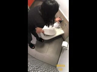 Ondrea Lee – Public Pee Compilation screenshot 2
