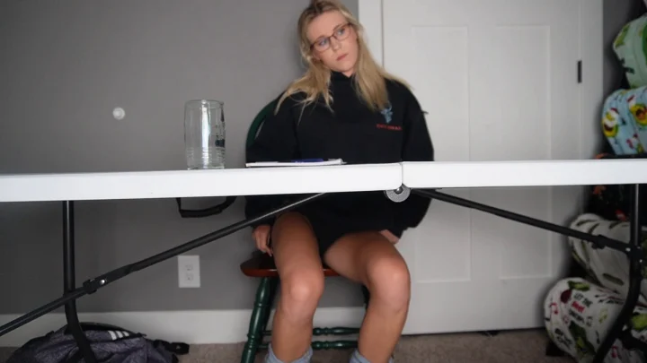 Keeks 3005 – Pee Desperation In Class