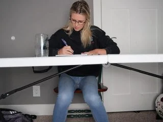Keeks 3005 – Pee Desperation In Class screenshot 3