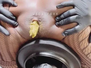 VidaFoxx – Huge Shit With Smearing And Anal Penetration screenshot 1
