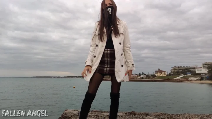 Honey Luna – Powerful Piss Outdoor Hot Hairy Pussy