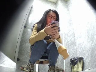 Pretty Girl In Nike Shoes Peeing screenshot 2
