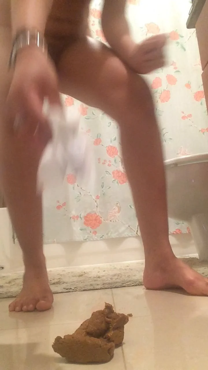 OfficialPoopypwincess – Shitty Bathroom Mess