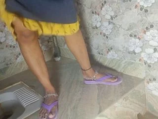 Indian Pissing Women screenshot 4
