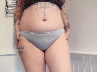 Naughty Rogue Pees Her Pants screenshot 7