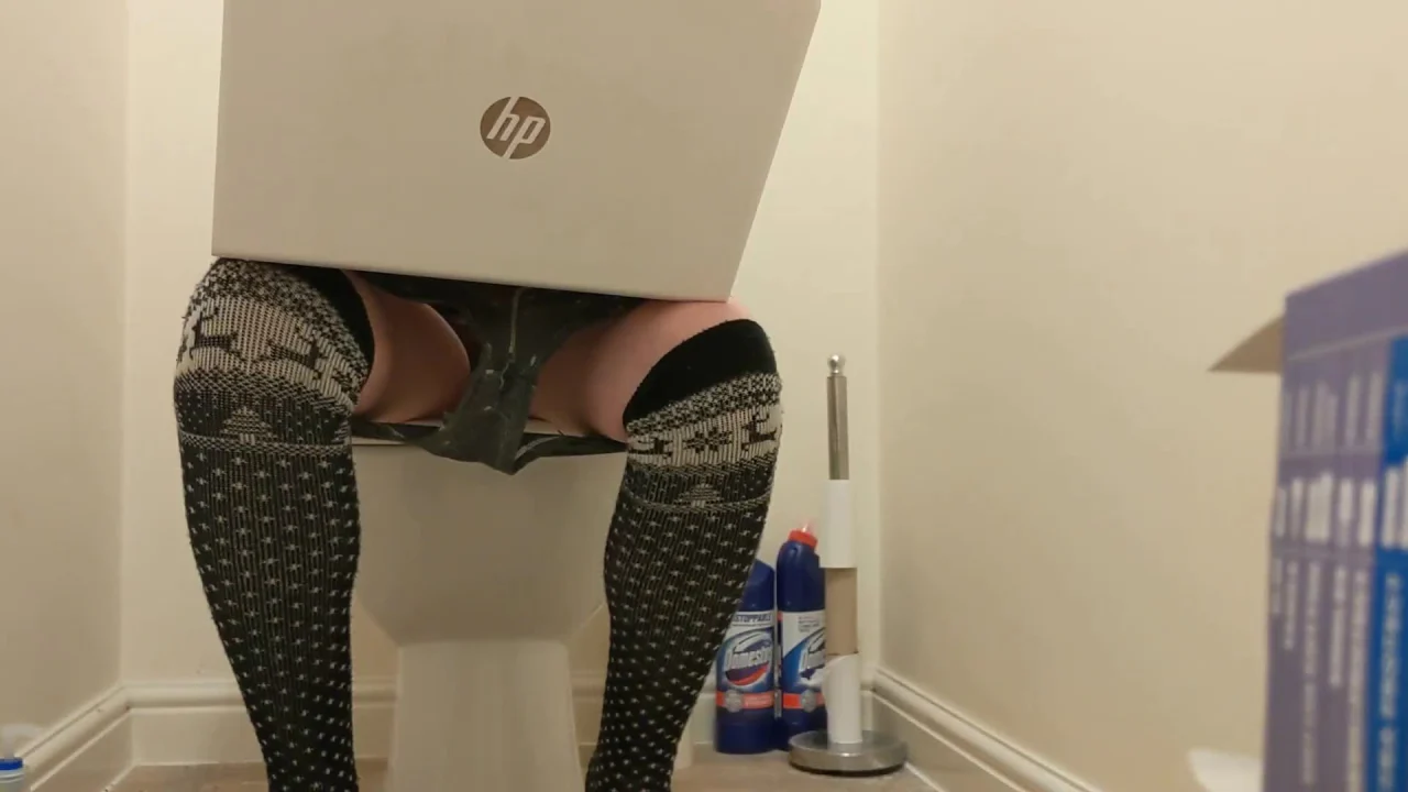 PooGirlSofia – Shitting Whilst Watching Shitting Sex Porn Videos