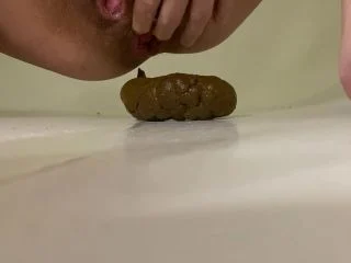P00girl – I Chew On A Piece Of Shit And Smear Myself In A Sexy Mask screenshot 1