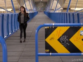 Michelle Ritchie – Pissing 4K screenshot 1